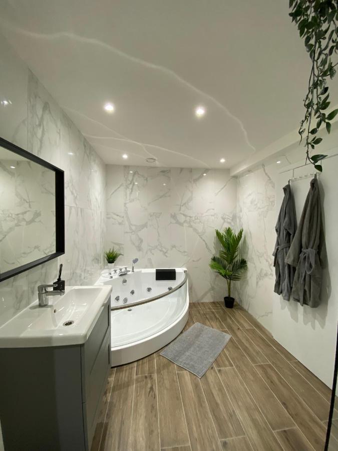 Capsule Groovy-Jacuzzi-Sauna-Billard-Netflix- Nintendo Switch & Jeux Mons Dış mekan fotoğraf