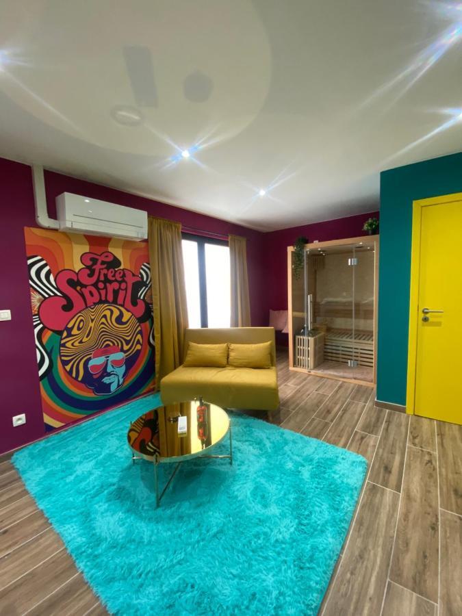 Capsule Groovy-Jacuzzi-Sauna-Billard-Netflix- Nintendo Switch & Jeux Mons Dış mekan fotoğraf