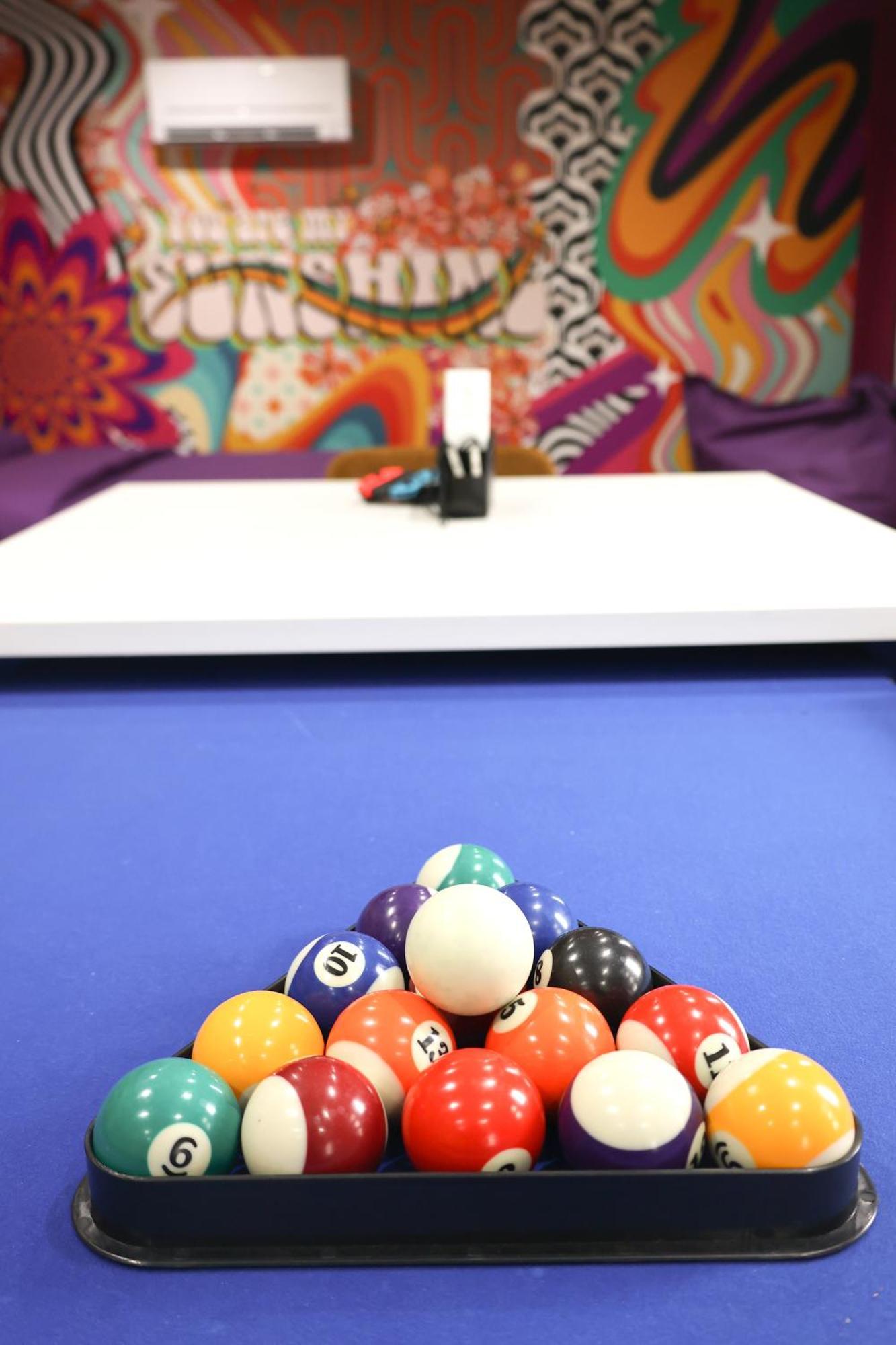 Capsule Groovy-Jacuzzi-Sauna-Billard-Netflix- Nintendo Switch & Jeux Mons Dış mekan fotoğraf