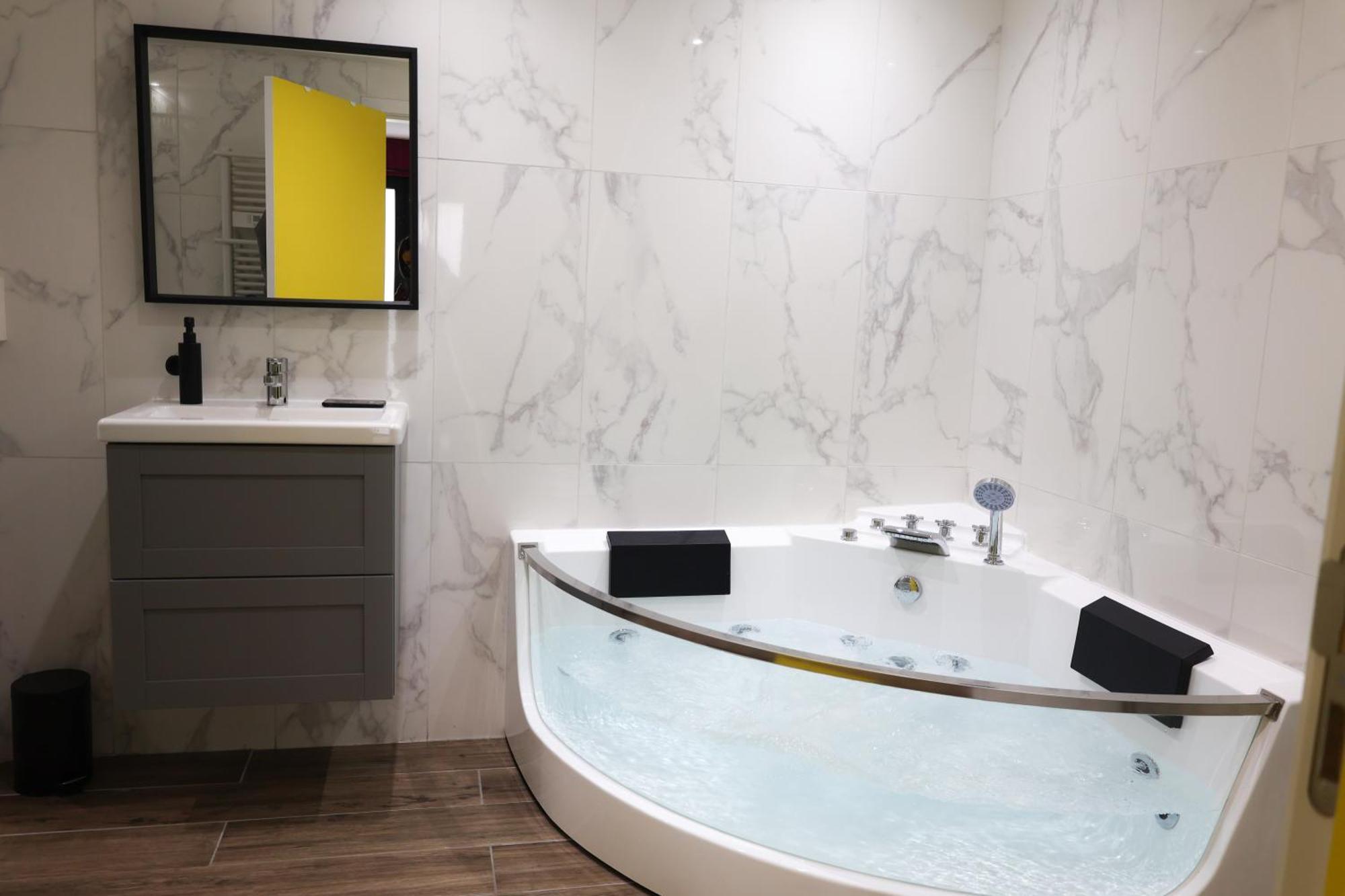 Capsule Groovy-Jacuzzi-Sauna-Billard-Netflix- Nintendo Switch & Jeux Mons Dış mekan fotoğraf